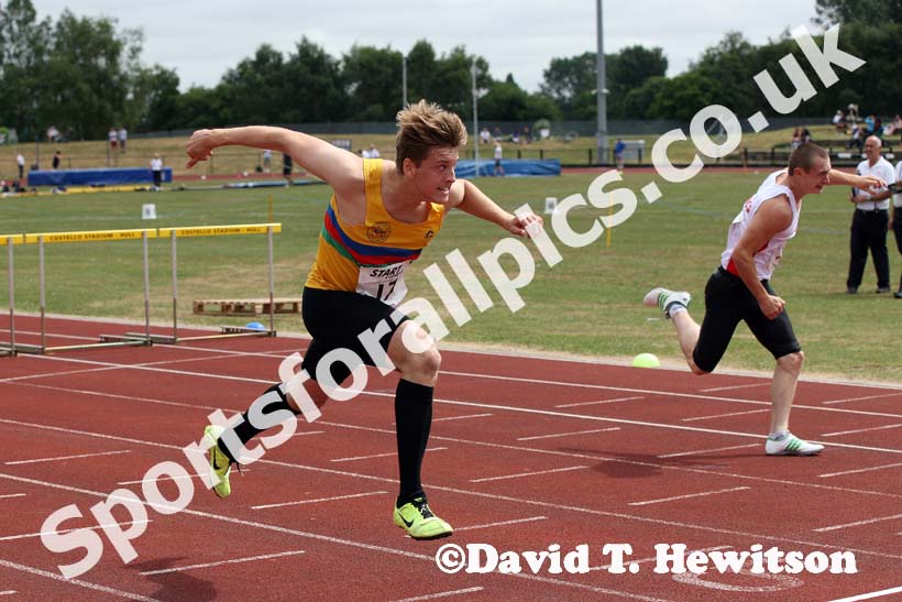 Hurdles, mens under-17s.